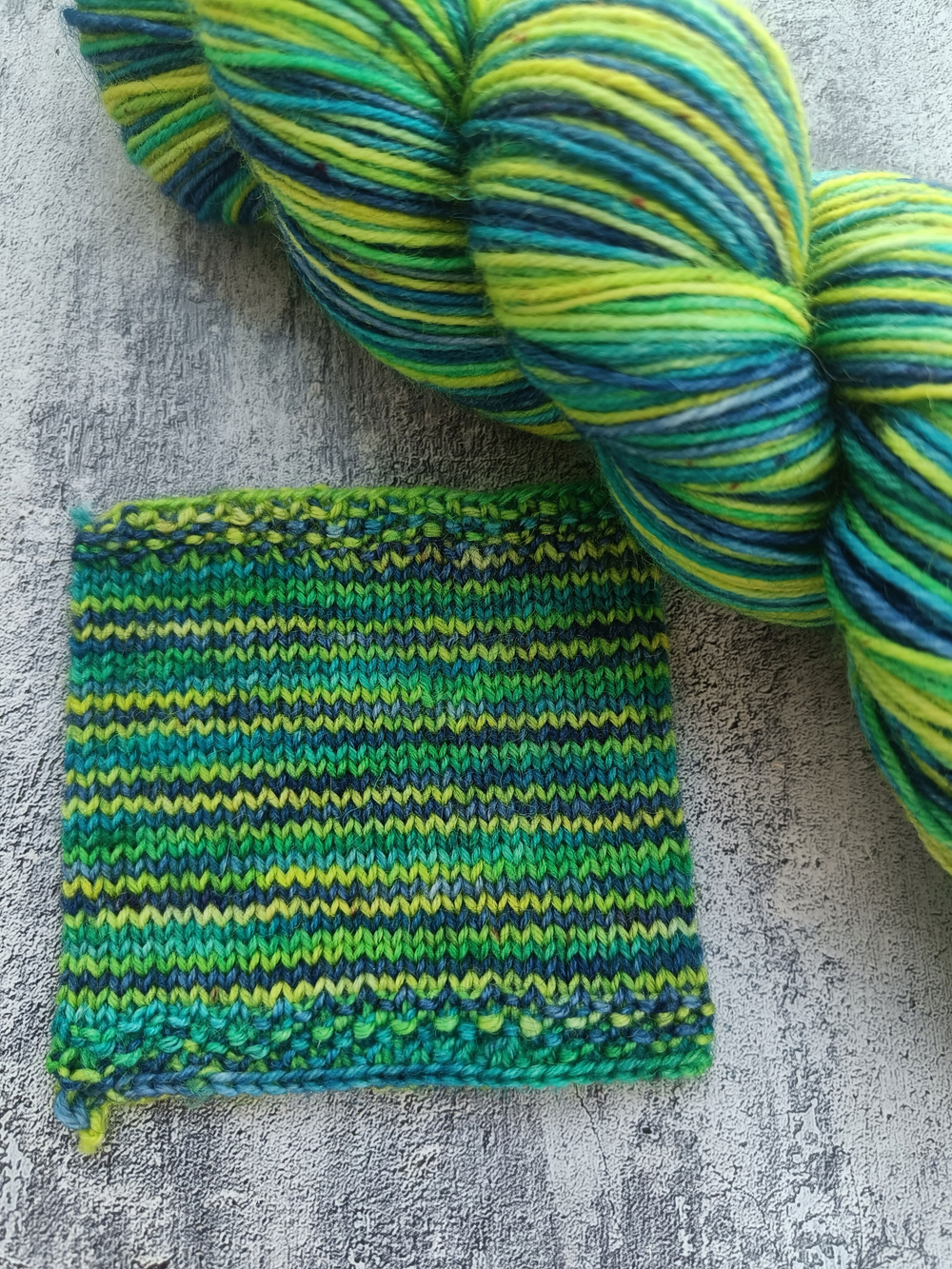 Носочная пряжа ручного окрашивания superwash 420 м / 100 г Цвет Мохито луна