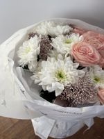 Букет из хризантем, кустовых пионовидных роз и блестящей скиммии