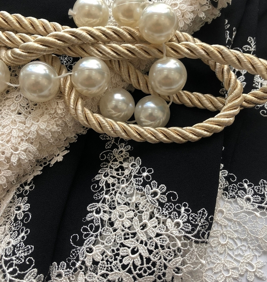 Тесьма шелк с выш., черный/молочн. BISCHOFF