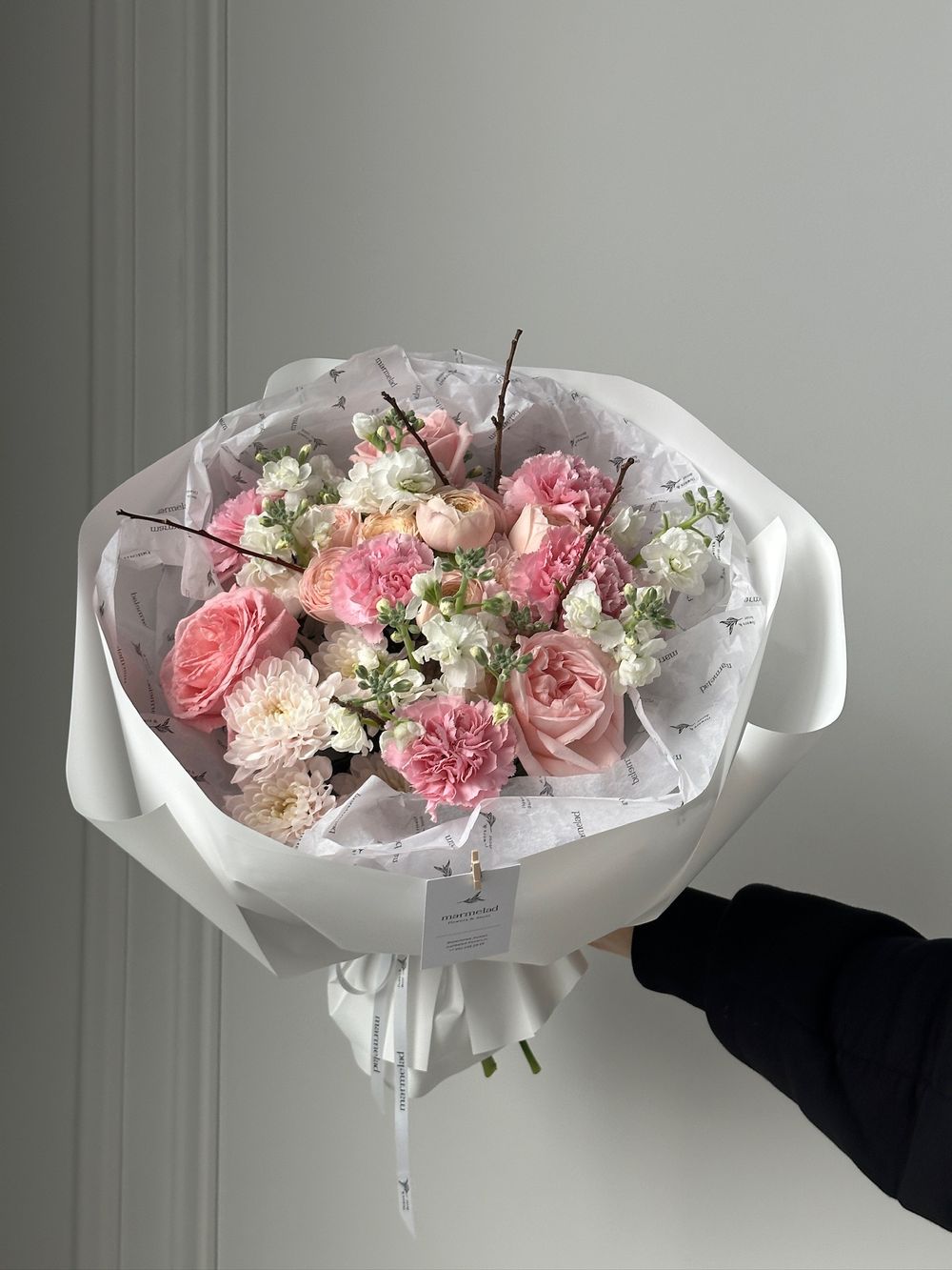 Букет сборный из кустовых пионовидных роз, маттиолы, диантусов и веток прунуса