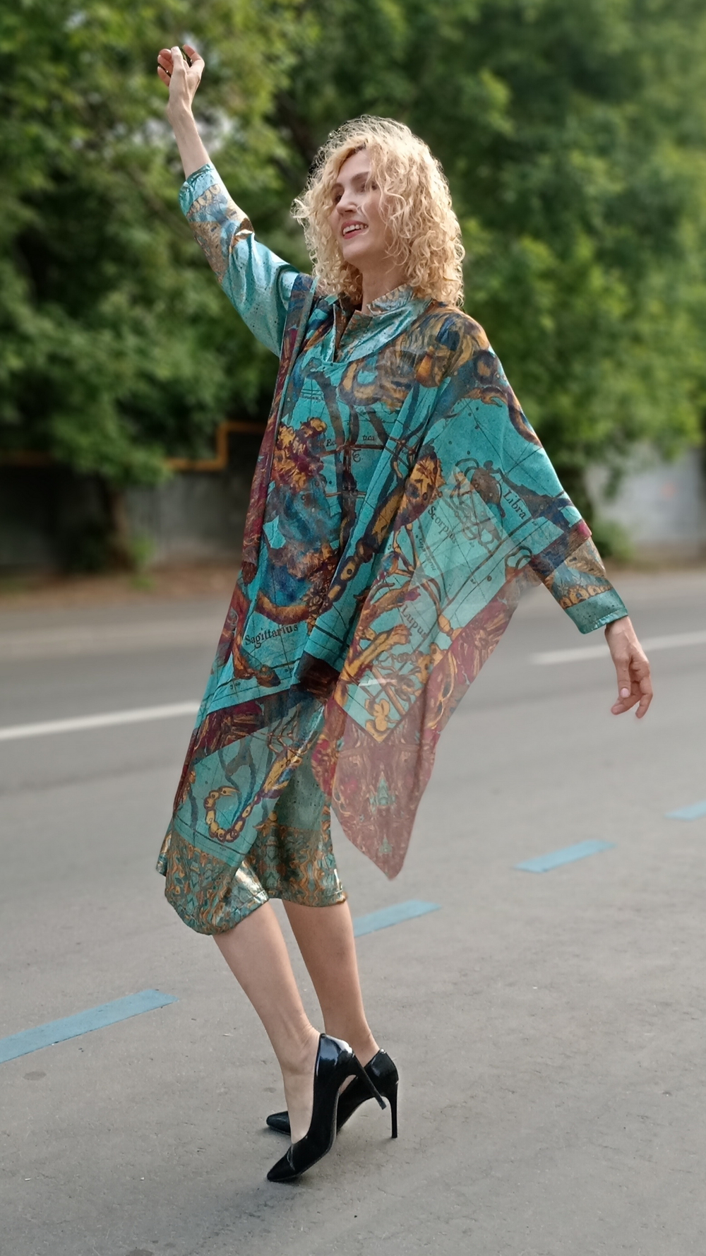 Накидка-пончо из сетки "Парад созвездий" по мотивам карт из атласа звездного неба Globi coelestis