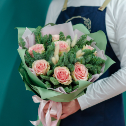 Сборный букет из нобилиса с розовой розой Эквадор