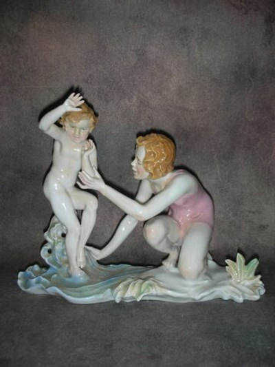 Статуэтка. Фарфор. Купание на волнах. Karl ENS. Германия