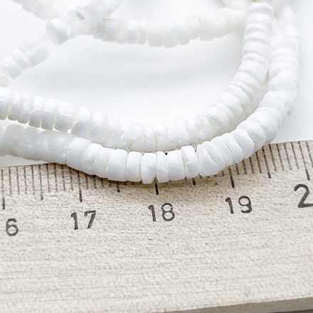 Ракушка, размер около 4 мм, цена за отрезок 19 см (1/2 нити)