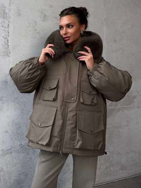 Объемная укороченная парка в цвете хаки с капюшоном и мехом песца