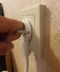 Удлинитель электрический с выключателем с плоской потайной вилкой 1 метр