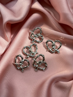 Пуговицы серебристые крендельки-сердечки со стразами