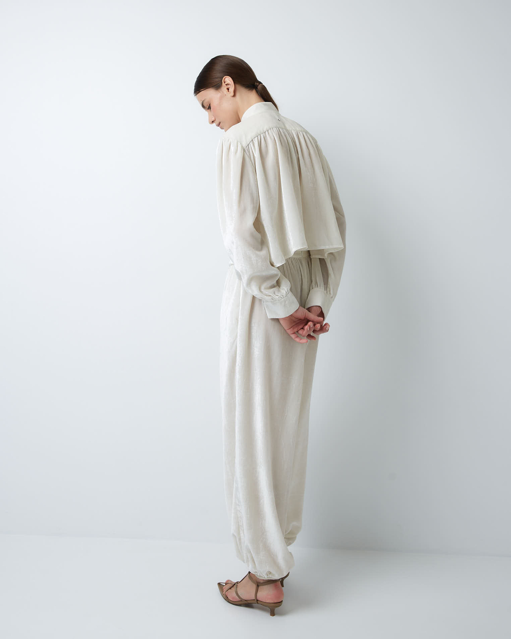 Комплект: блуза и брюки из шелкового бархата молочный