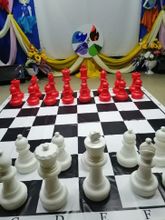 Напольные большие шахматы красно-белые с виниловой доской 3х3 м (король 61 см)