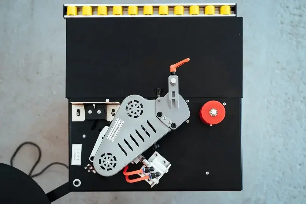 Кромкооблицовочный станок DELTAMACHINERY DM-105