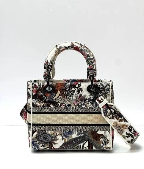 Сумка женская Dior Lady D-lite, модель среднего формата белый