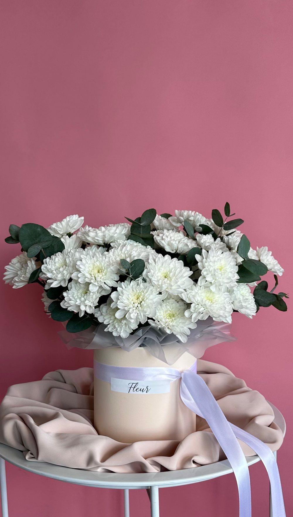 Букет хризантем в шляпной коробке #24