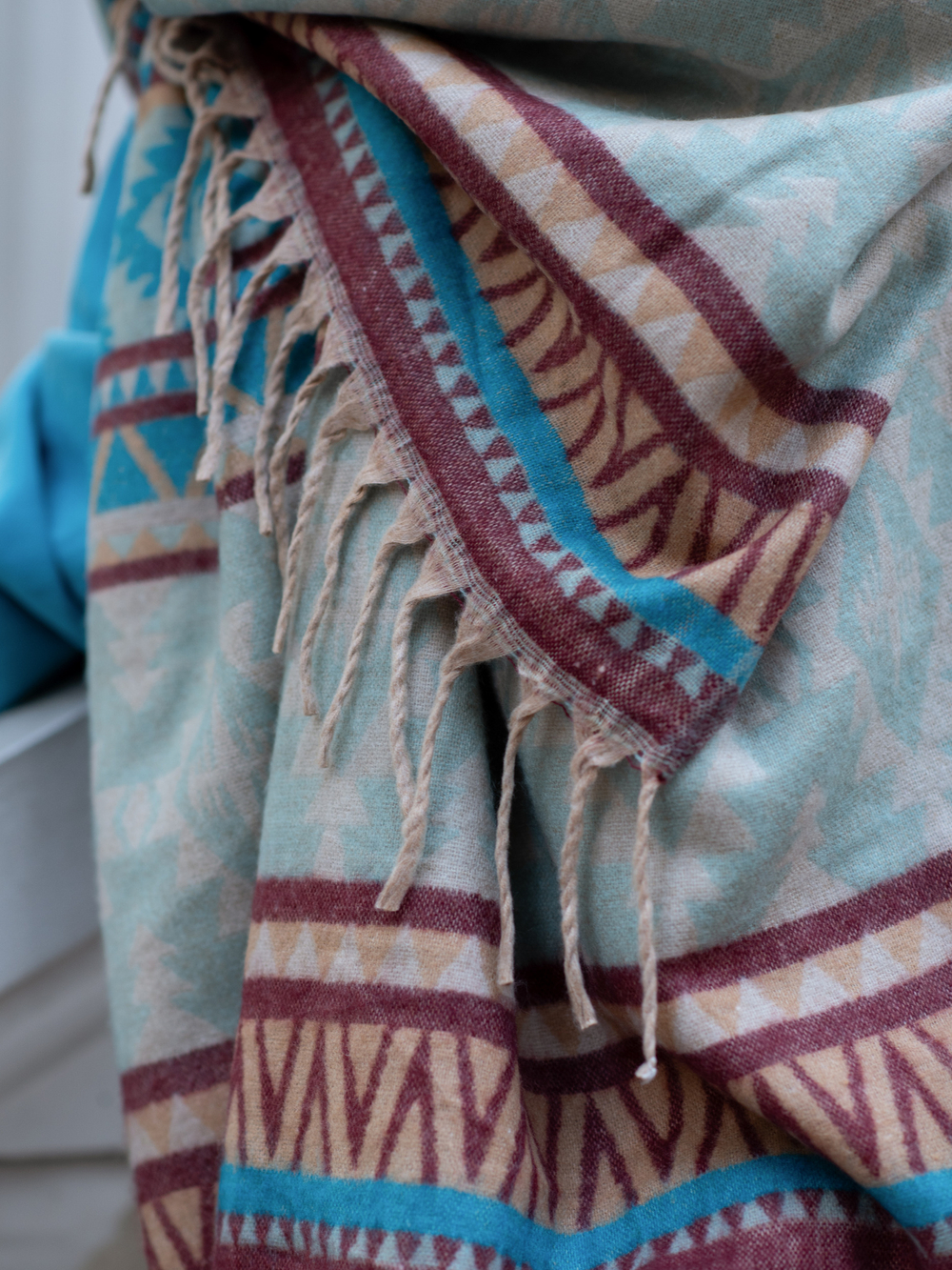 Теплый палантин с орнаментом