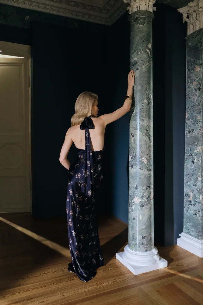 Alia maxi, платье макси из черного атласа со средним цветочным принтом