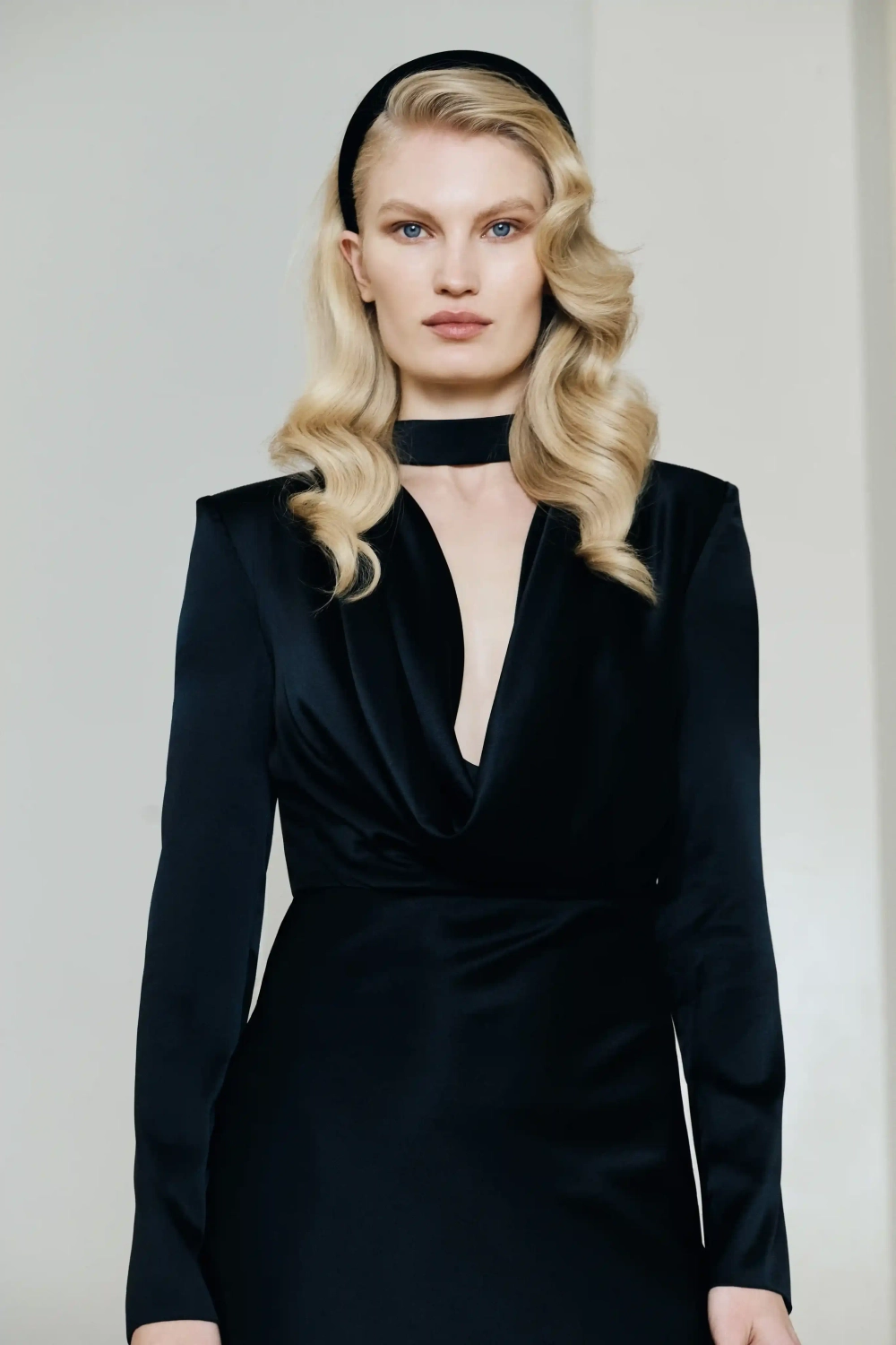 Emma maxi, платье макси с длинным рукавом и чокером из атласа