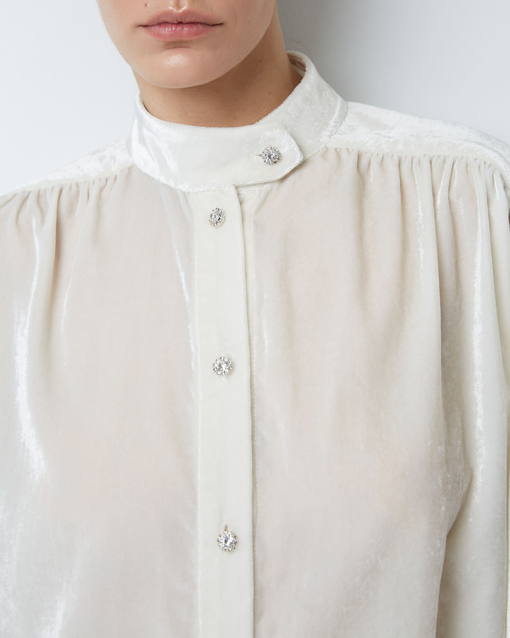 Комплект: блуза и брюки из шелкового бархата молочный