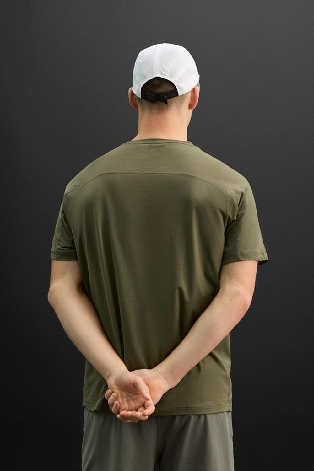 ZARA БАЗОВАЯ СПОРТИВНАЯ ФУТБОЛКА, ОЛИВКОВЫЙ