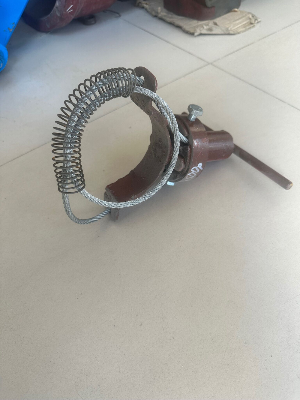 Тросовый хомут для шланга цементовоза