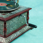 Граммофон с латунными чеканками