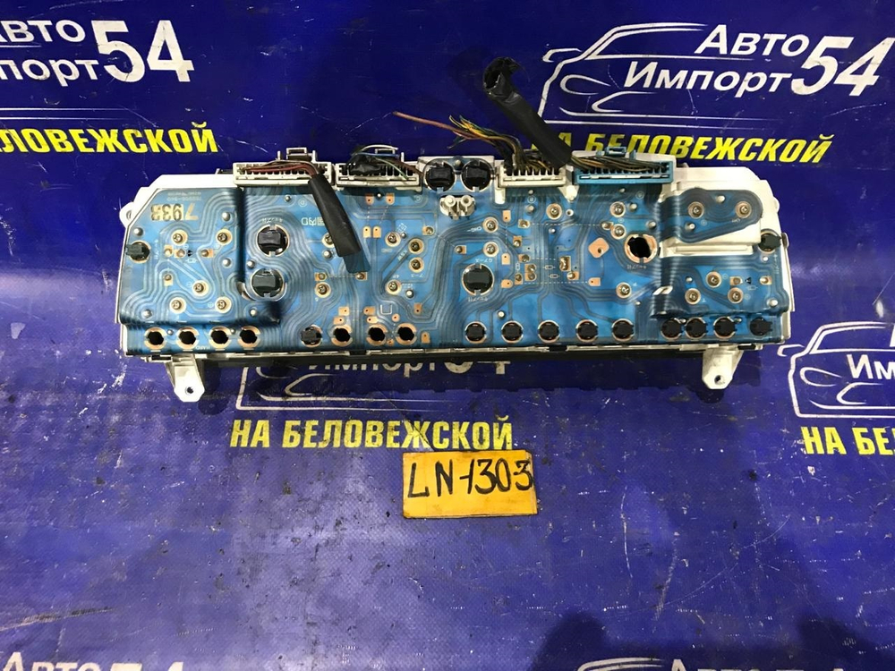 Щиток приборов TOYOTA HILUX SURF 1992