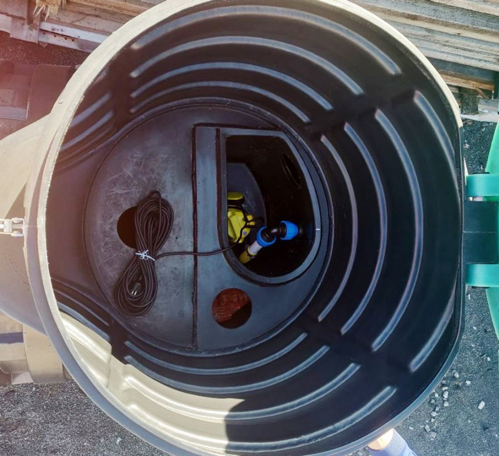 Септик переливной Мультпласт Термит Профи+ 2.5 PR 2500 л. горизонтальный / 1000 л. в сутки / 5 чел. / принудительный сброс (2220x1220x2140см;116кг;черный) - арт.555456