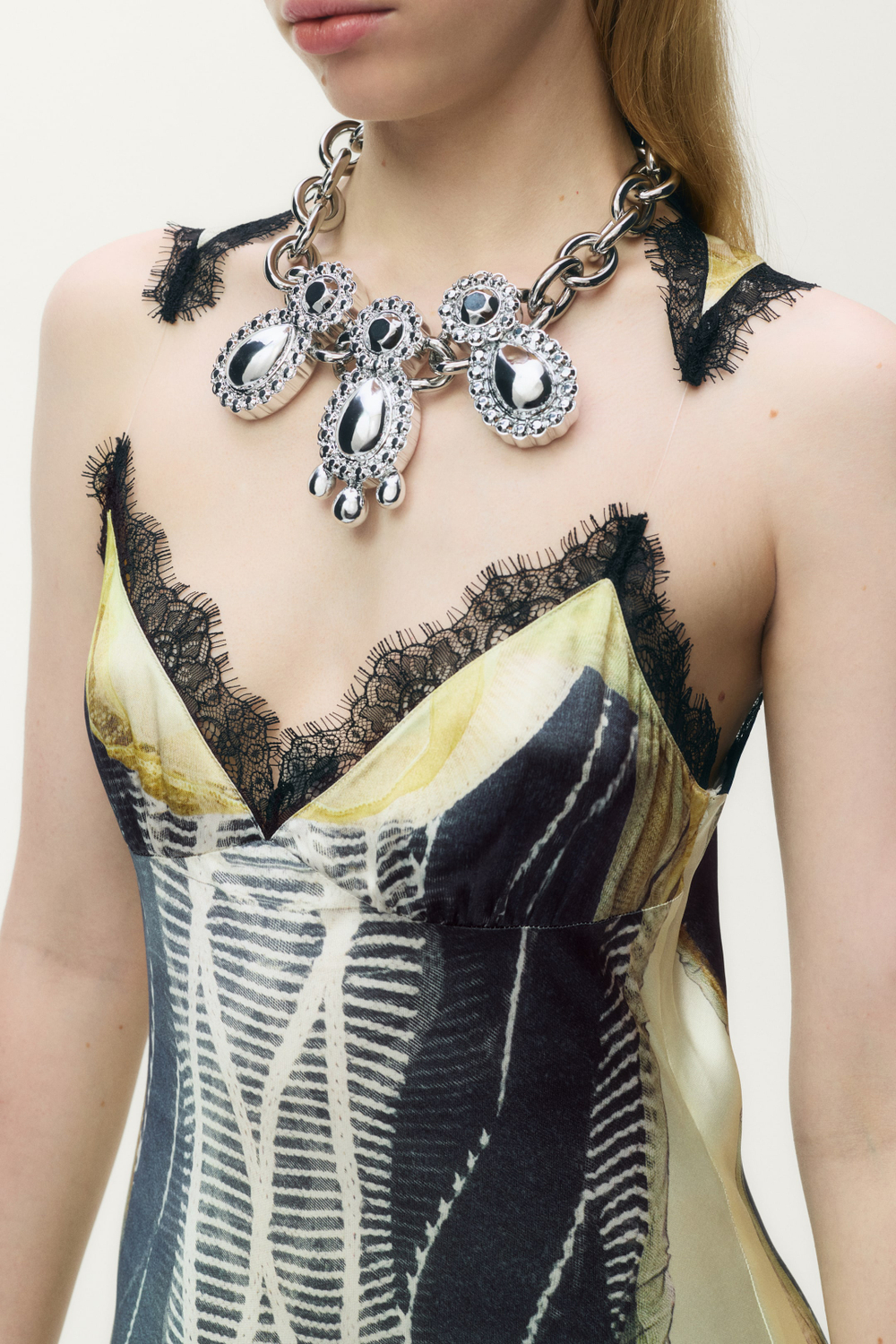 H&M - Glenn Martens Платье из атласа с принтом, черный