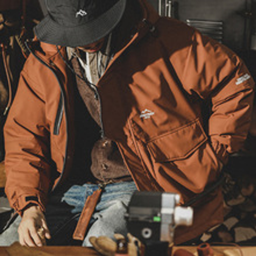 Пуховик мужской зимний 90% белого утиного пуха,с капюшоном и накладными карманами.