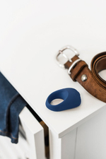 Перезаряжаемое водонепроницаемое вибрирующее эрекционное кольцо Pivot We-Vibe (10 режимов, синхронизируется со смартфоном) (Цвет: темно-синий)