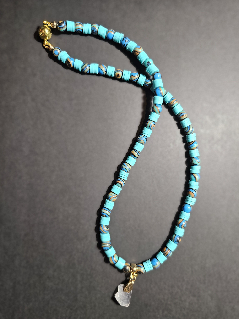 Колье ручной работы из натурального голубого малахита и каучука " Пестрая лента"