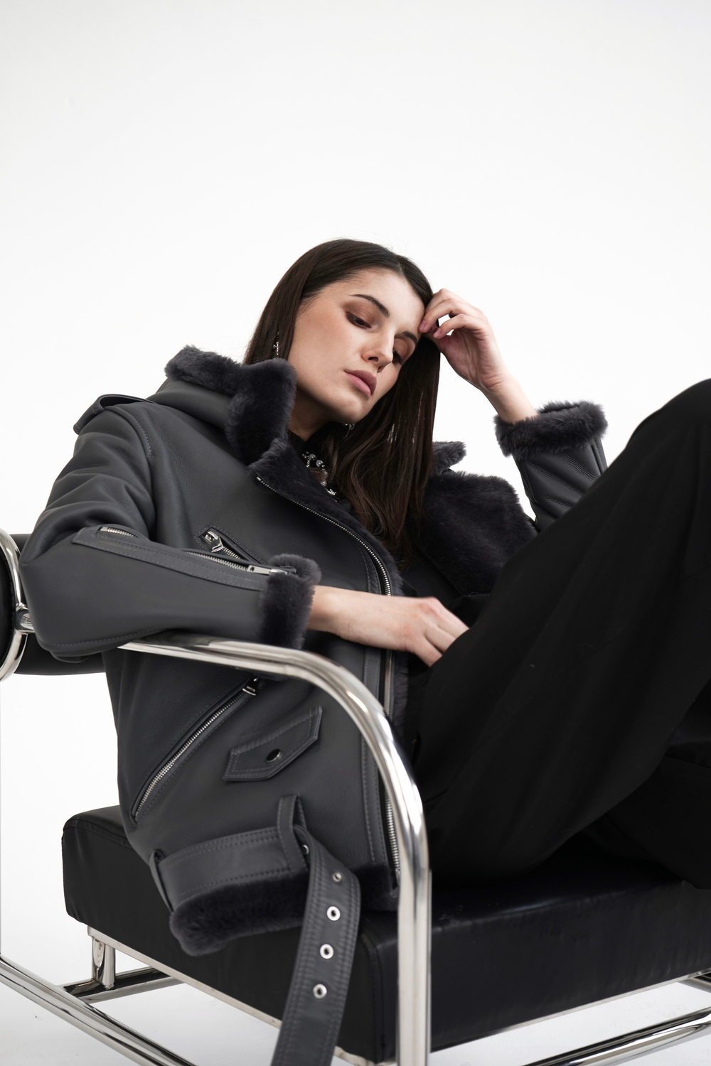 Дубленка серая с капюшоном