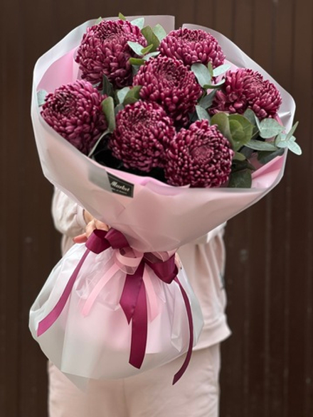 Роскошные хризантемы Bigoudi и эвкалипт в авторском оформлении от Флора Маркет