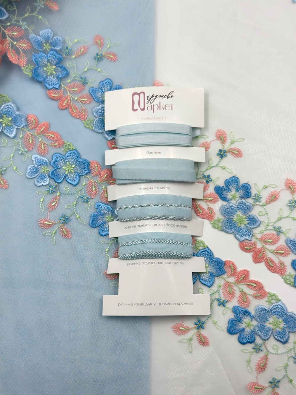 Вышивка на сетке светло-голубая с мультиколор ширина 22 см (2 стороны)