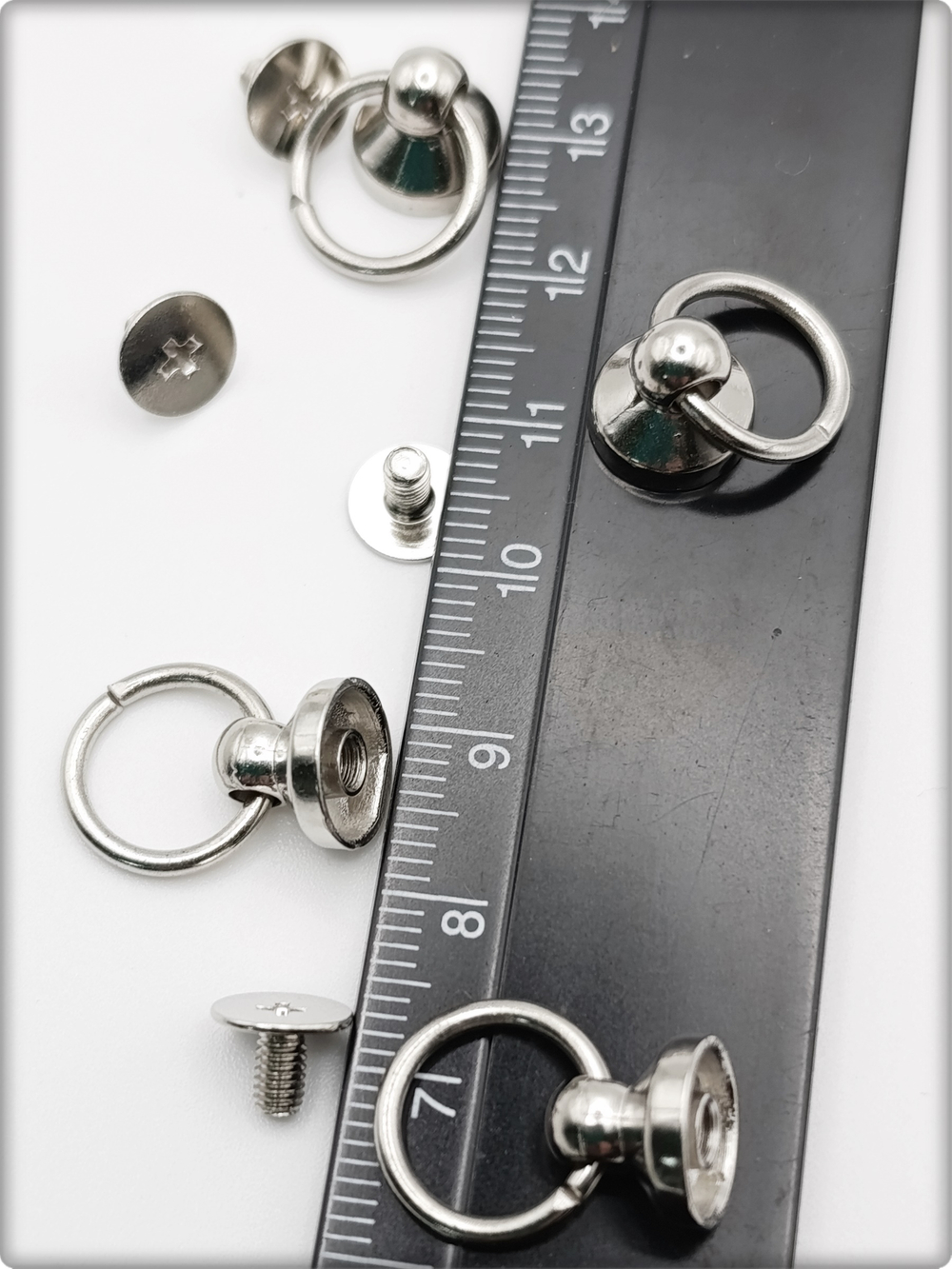 Заклепки круглые серебристые 10мм на винте для декора одежды.