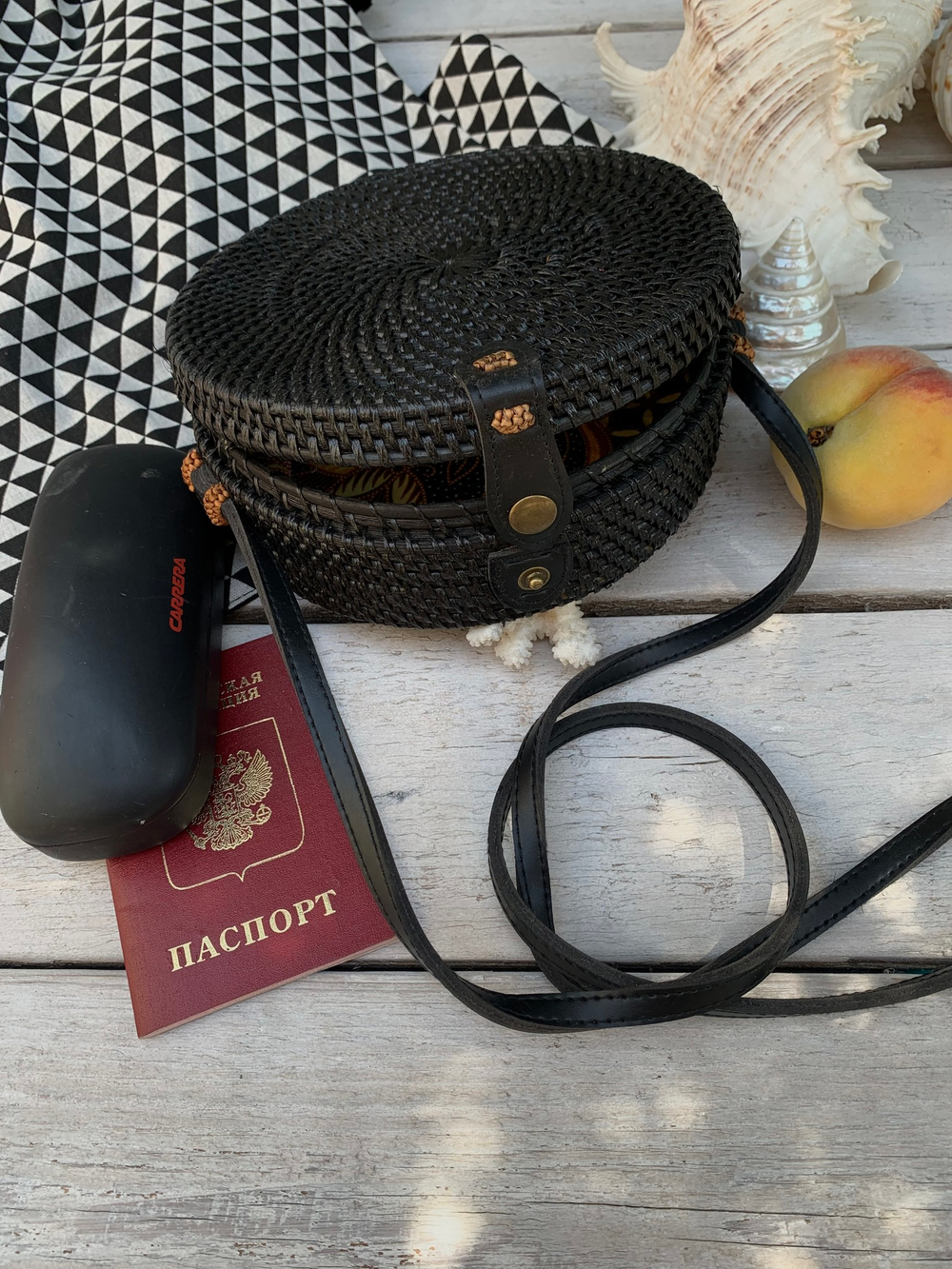 Круглая сумка из ротанга черная