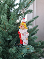 Клоун в красно- белом костюме