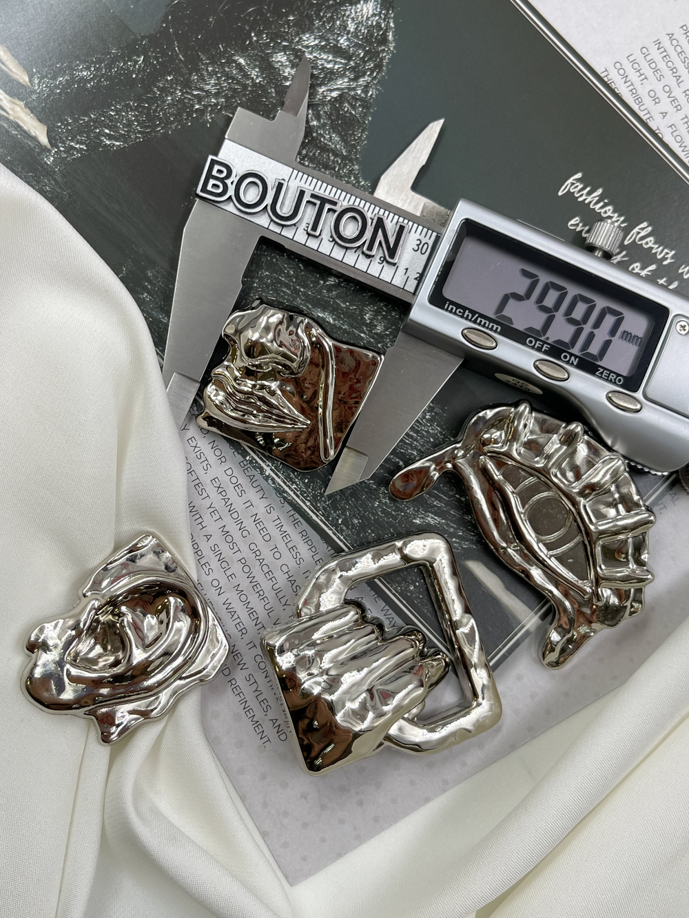 Пуговицы серебристые Скиапар. "Лицо"