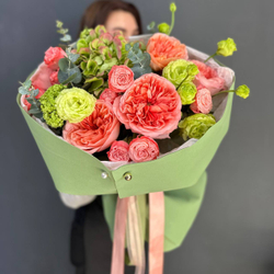 Авторский букет с пионовидными розами