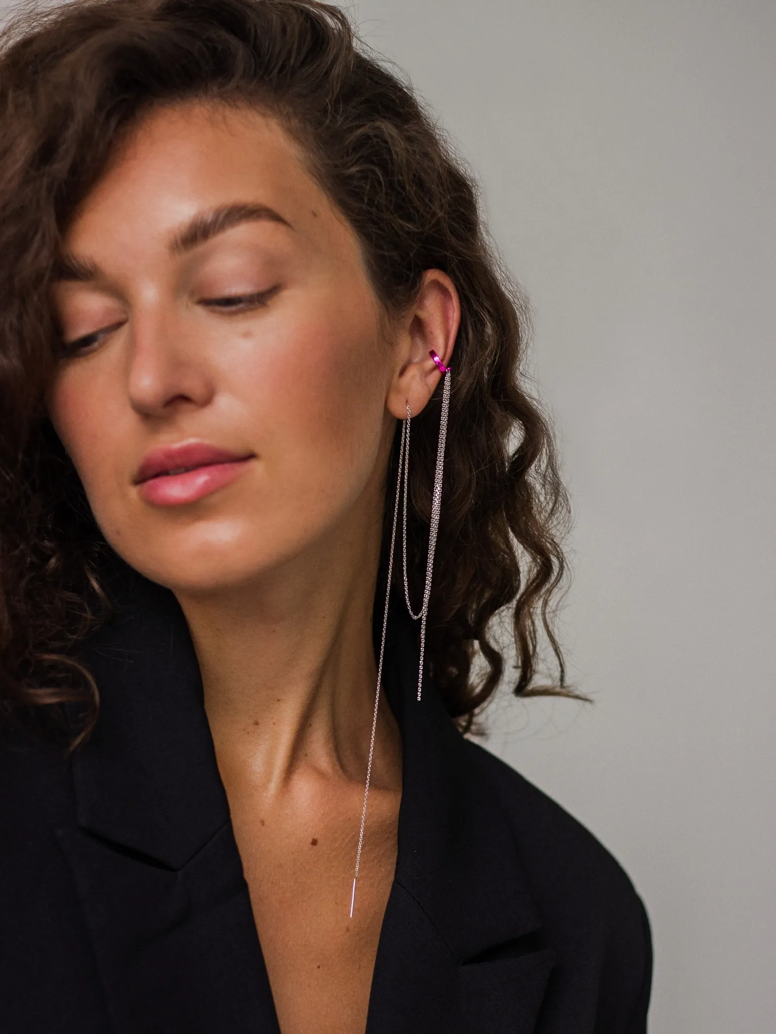 Серебряная моносерьга "Движение" fuchsia