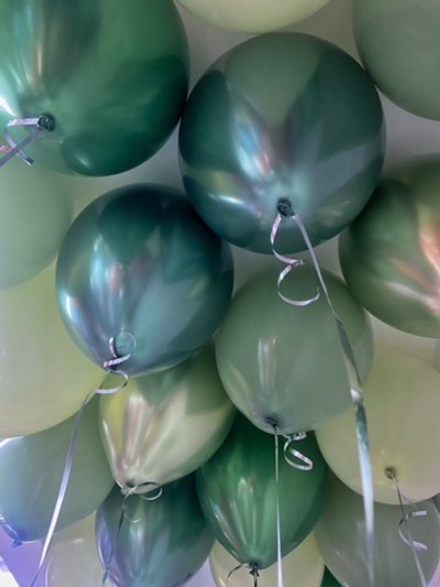 Воздушные шарики в зелёных цветах
