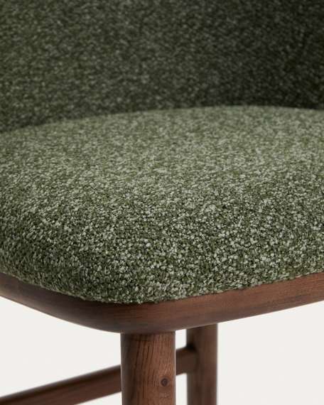 Барный стул Ciselia из темно-зеленого шенилла с ножками из ясеня в отделке орех