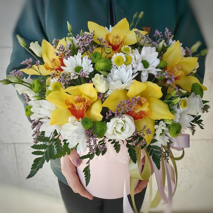 Композиция с желтыми орхидеями