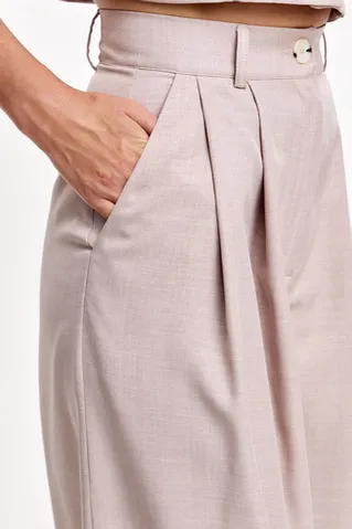 Свободные брюки с защипами серо-бежевого цвета