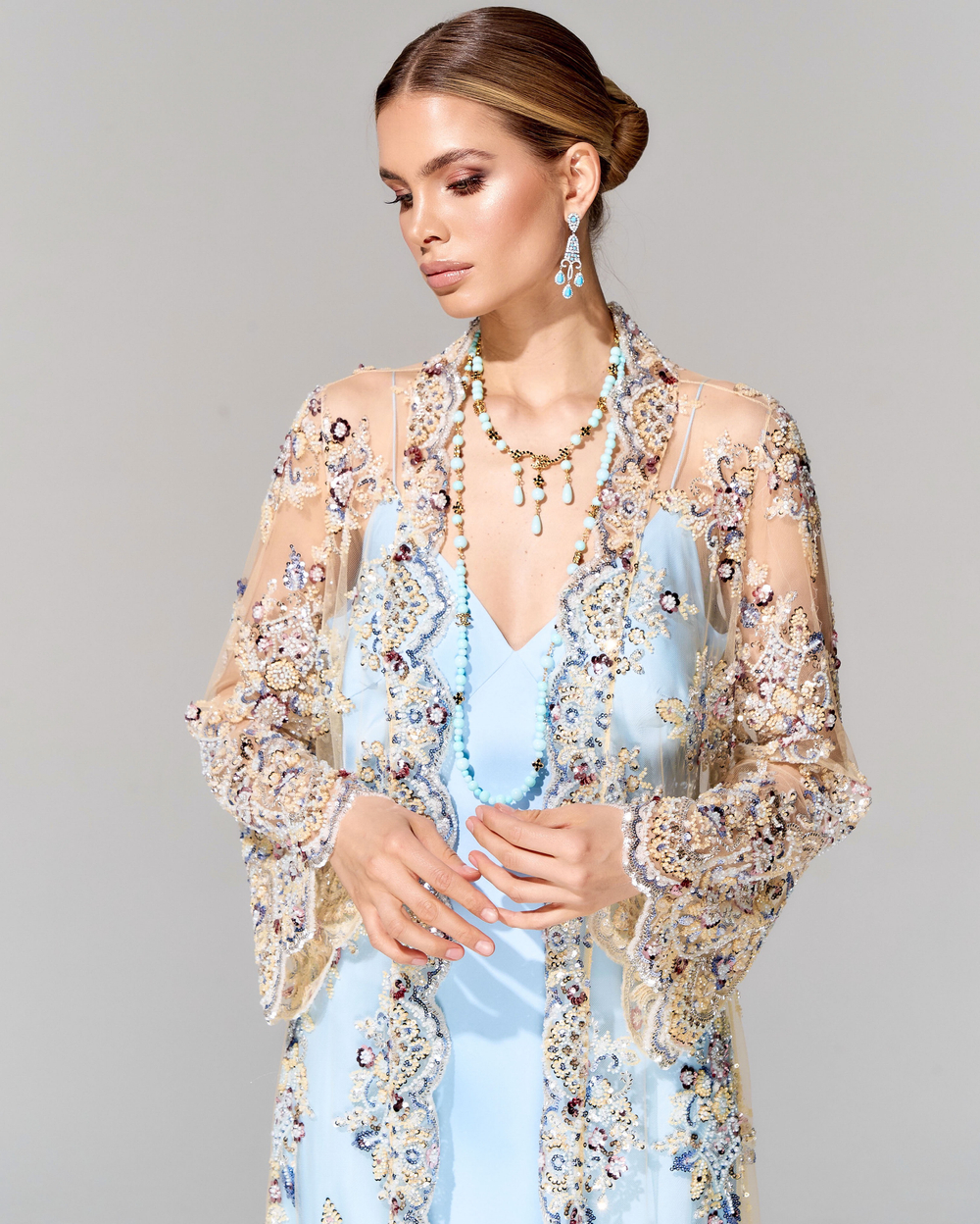 Укороченный кардиган с вышивкой ручной работы