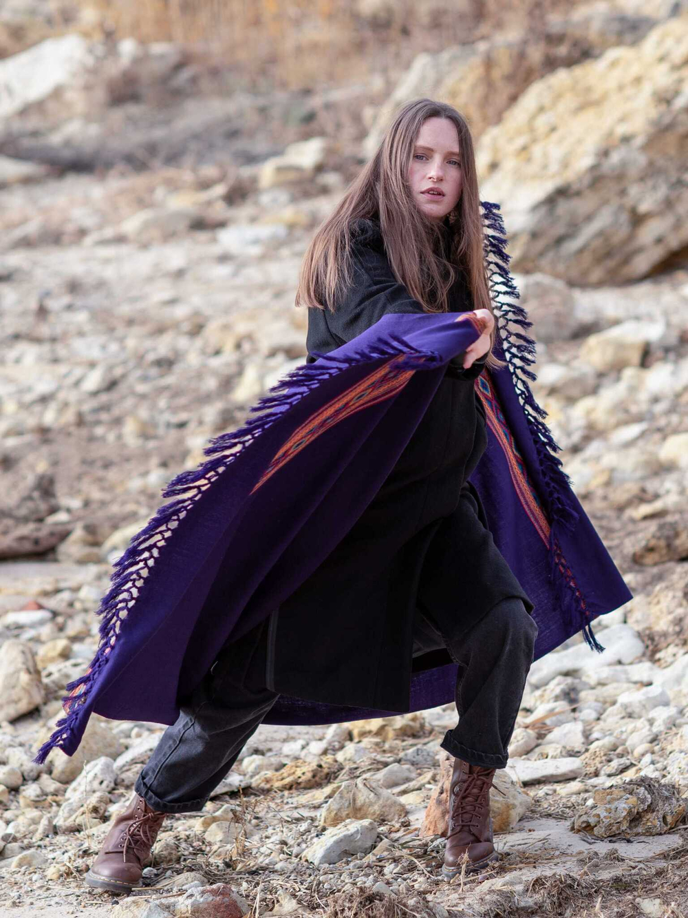 Шерстяной палантин с вышивкой