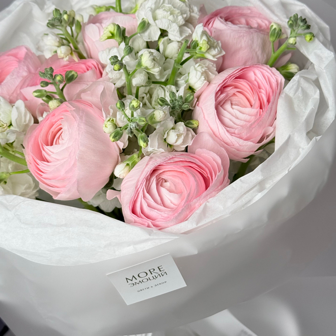 Букет из ранункулюсов и маттиолы Вуаль