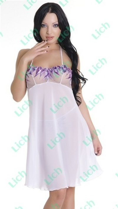 Белая сорочка с вышивкой и трусики-стринг