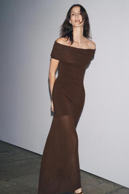 ZARA ТРИКОТАЖНОЕ ПЛАТЬЕ С ОТКРЫТЫМИ ПЛЕЧАМИ, ТЕМНО-КОРИЧНЕВЫЙ