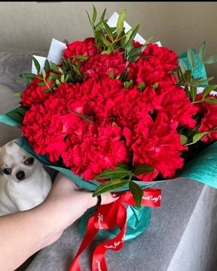 21 красная гвоздика с эвкалиптом в темно-зеленой матовой упаковке