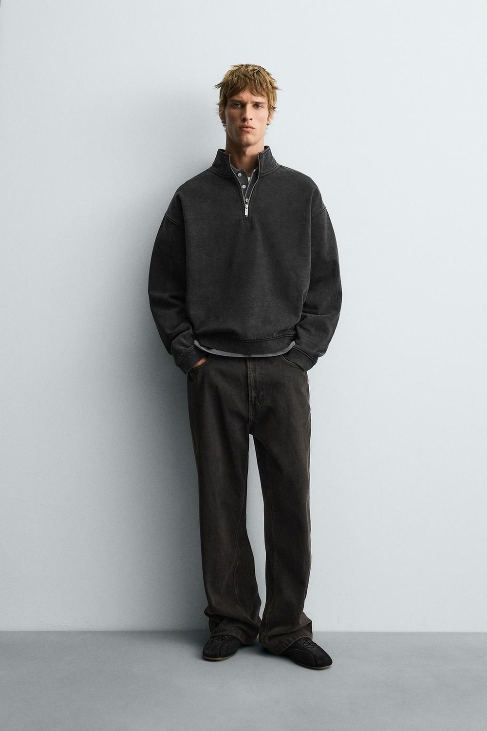 ZARA ТОЛСТОВКА С ЭФФЕКТОМ ПОТЕРТОСТИ И ВОРОТНИКОМ НА МОЛНИИ, ТЕМНО-СЕРЫЙ