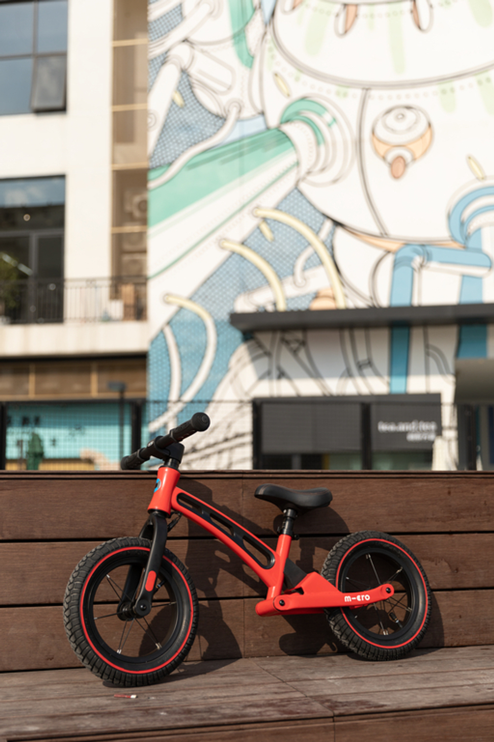 Беговел Micro Deluxe красный (V2) со стикерами Монстрики 15 шт